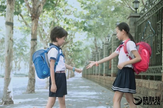 Девочка и мальчик в рюкзаках Xiaomi